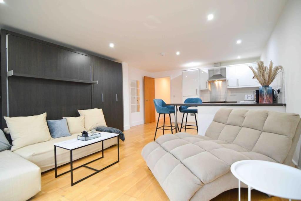 לאפבורו Cosy, Centrally Located Studio With Gated Parking! מראה חיצוני תמונה